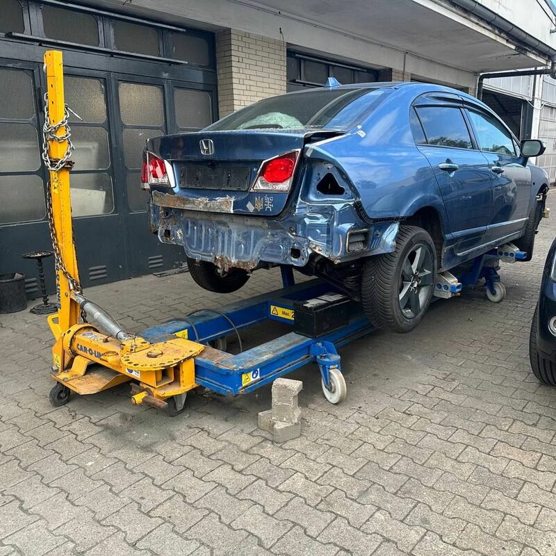 Einblick in die Kfz-Werkstatt V-Motors 24
